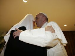 Kiril I estaba enfundado en una vestimenta negra y blanca, mientras Francisco vestía la tradicional sotana blanca. EFE / M. Rossi