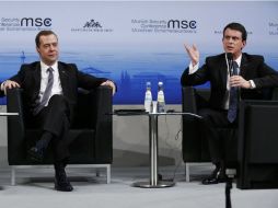 Manuel Valls (derecha) señala que Rusia debe dejar de bombardear Siria para que la paz en ese país pueda lograrse. EFE / D. Astakhov