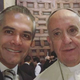 Mancera presume 'selfie' con el Papa Francisco