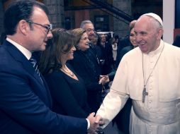 Al concluir la reunión en el Palacio Nacional con el Presidente el Papa saludó a los asistentes. TWITTER / @LVidegaray