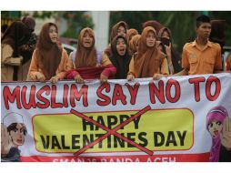 Miles de estudiantes participaron el sábado en marchas de rechazo al Día de los Enamorados en Banda Aceh. AP / H. Juanda
