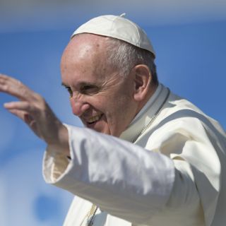 Eruviel Ávila le regala un Árbol de la Vida al Papa