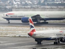 Cientos de incidentes con rayos láser, que apuntan a los aviones, ocurren cada año, según la Autoridad de la Aviación Civil británica. EFE / ARCHIVO
