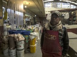 El puesto que atiende Salomón es el único que luce vivo adentro del mercado de San Martín de las Flores. EL INFORMADOR / R. Tamayo