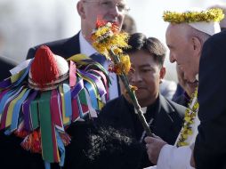 Le entregaron rosas amarillas a su arribo a la capital chiapaneca. AP / G. Borgia