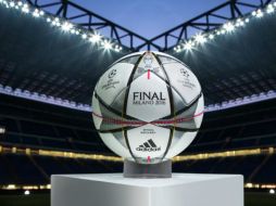 El esférico 'cuenta con una textura que da mayor adherencia al momento de impacto; sin costuras, tiene desempeño de primer nivel'. TWITTER / @ChampionsLeague