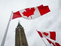 Con dos barras rojas y una hoja de maple sobre un fondo blanco fue reconocida el 15 de febrero de 1965 como la bandera oficial. TWITTER / @CanadianPM