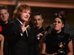 'Escribimos este tema en el sofá de mi casa después de cenar', recordó el cantante al recibir el premio. AFP / R. Beck