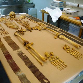 Especialistas del INAH estudian fardo mortuorio hallado en Hidalgo