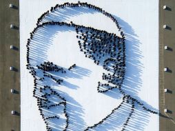 Desde el aire, el jerarca de la Iglesia católica saluda a los jóvenes que formaron su rostro. NTX /