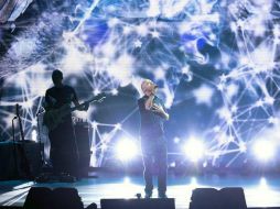 Ramazzotti además de cantar, se ha atrevido con la guitarra y el piano en el escenario. TWITTER / @RamazzottiEros