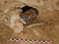 Desenterraron, además de vasijas, hoces, hachas, barrenas, un tazón de basalto y hasta una cama esculpida en cornalina. EFE /