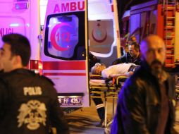 Varias ambulancias y camiones de bomberos fueron enviados al lugar del atentado. AFP /