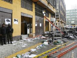 Los manifestantes prendieron una fogata en las puertas de la alcaldía donde quemaron documentos, muebles y equipos. AP / J. Karita
