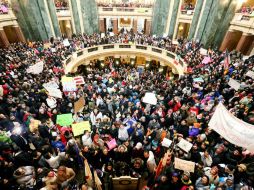 Los activistas que organizaron la protesta masiva envían una carta al gobernador del estado para pedirle que no apruebe las leyes. AP / J. Hart