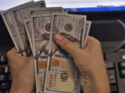 Tras el alsa de la tasa de interés del Banxico, el peso mexicano cerró este jueves al alza. AFP / ARCHIVO