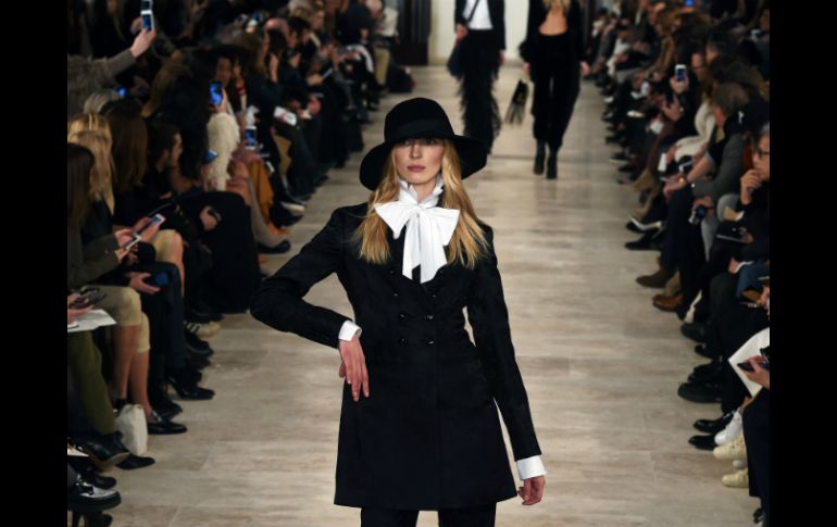 Ralph Lauren completó el look de dandi inglés con detalles como cinturones, sombreros y botas. AFP / J. Samad