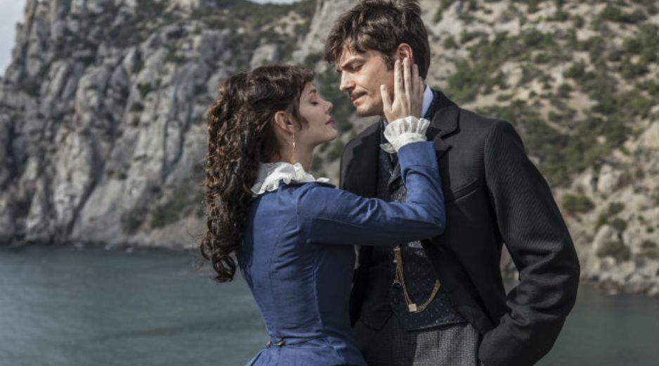 Los actores Liza Boyárskaya y Maxim Matvéyev en los papeles de Anna Karénina y su amante, Alexéi Vronski. EFE / Estudios Mosfilm