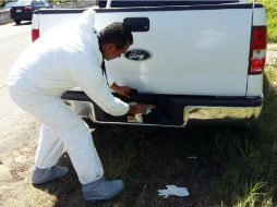 Peritos de la Fiscalía tabasqueña investigan en lugar donde localizaron la camioneta de Moisés Dagdug. TWITTER / @FGETabasco