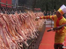En cuestión de dos horas, el chef aderezó y consiguió asar a la perfección los más de dos centenares de corderos. ESPECIAL / ChinaNews