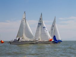 Los veleristas participantes de cada clase y categoría partieron desde el Club de Yates de Chapala en punto de las 9:00 horas. EL INFORMADOR / P. Franco