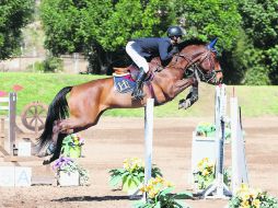El binomio formado por Juan Manuel Luzardo y 'Stan' conquistó la moña verde en el Gran Premio disputado ayer. EL INFORMADOR / M. Vargas