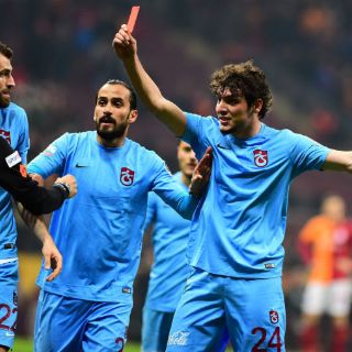 Árbitro turco, en escándalo por 'expulsar mucho'