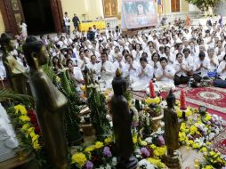 Los principales templos se llenaron de creyentes para celebrar esta fiesta con rezos, meditación, incienso y flores bajo la luna llena. EFE / M. Remissa