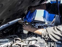 El Inegi señala que sólo el 0.5% de los mecánicos en el país están acreditados con una carrera especializada. EL INFORMADOR / ARCHIVO