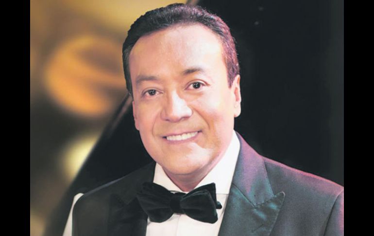 ''Triología''. Este es el más reciente material del cantante veracruzano, con el que rinde tributo a la Época de Oro del bolero. ESPECIAL / CORTESÍA CARLOS CUEVAS