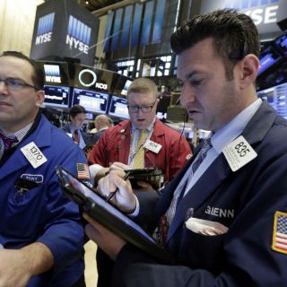 Bolsa de NY inicia labores con pérdidas moderadas