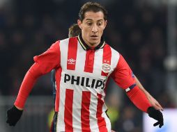 El jugador mexicano fue recibido con honores a su regreso a las canchas, después de que en enero  pasado saliera lesionado. AFP / E. Dunand