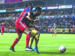 David Ramírez, de Chivas, es frenado por su marcador de Dorados, Héctor Velázquez. MEXSPORT /