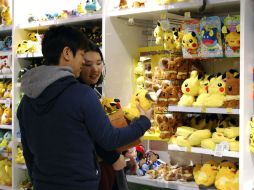 Una pareja le echa un viatazo a un peluche de Pikachu en la tienda Pokémon Center Mega Tokyo. EFE /  M. Roldán