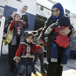 Países balcánicos dejan pasar 580 refugiados al día