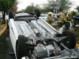 La volcadura ocurrió pocos minutos después de que comenzara la persecución sobre Lázaro Cárdenas y Río Seco. ESPECIAL /