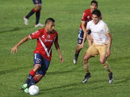 Luis Martínez (i), de Tiburones Rojos del Veracruz disputa el balón con Luis Fuentes de Pumas de la UNAM (d). EFE / S. Ramírez