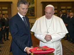 El Pontífice entregó a Macri una medalla grabada con un olivo de dos ramas, y dijo que simboliza la unidad. EFE / G. Onorati