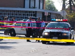 Dos miembros del Ku Klux Klan clavaron el mástil de una bandera a uno de los manifestantes, generando varios incidentes. EFE / F. Chacón