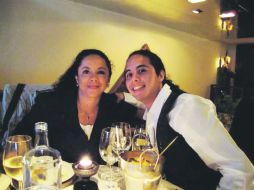 Unos meses antes de ser detenido, con su madre Lilian Rincón Koster, en 2012. FACEBOOK /