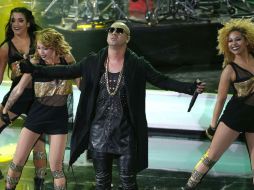 Con un traje de cuero negro agujereado, gafas de sol y una gruesa cadena de oro, Wisin repasó algunos de sus mejores éxitos. AP / L. Collao