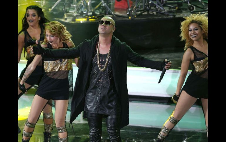 Con un traje de cuero negro agujereado, gafas de sol y una gruesa cadena de oro, Wisin repasó algunos de sus mejores éxitos. AP / L. Collao