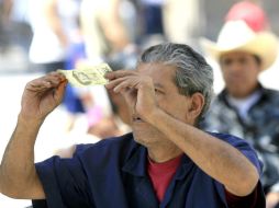 Los billetes apócrifos pegan a comercios, al recibirlo hay que verificar su autenticidad. EL INFORMADOR / ARCHIVO