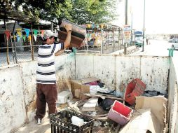 Entre otras medidas que sugieren, piden tapar aljibes y tinacos, y tirar cacharros que puedan ser criaderos de mosquitos. SUN / ARCHIVO