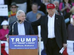 'Me complace respaldar a Donald Trump para presidente', dijo Sessions (izq). AP / J. Bazemore