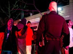 Según las autoridades tenía una barra de metal, suscitando disturbios mientras los agentes cerraban calles y se les arrojaban objetos. AP / L. Mahler