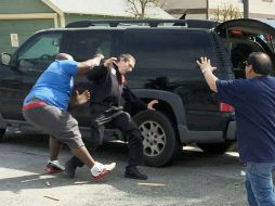 Civiles chocan durante la manifestación del Ku Klux Klan, en Anaheim. AP / B. Levin