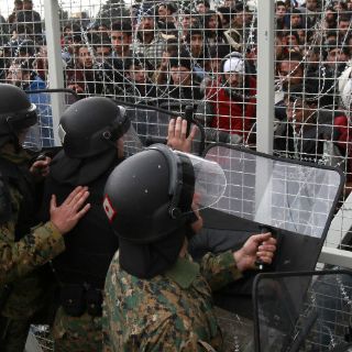 Policía de Macedonia lanza gases lacrimógenos a migrantes