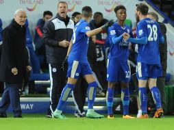 El Leicester, que desperdició varias oportunidades de gol en los minutos finales, es el improbable líder de la liga Premier. AP / R. Vieira