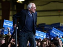 El senador Bernie Sanders, con simpatizantes en Essex Junction, Vermont. AFP / S. Platt